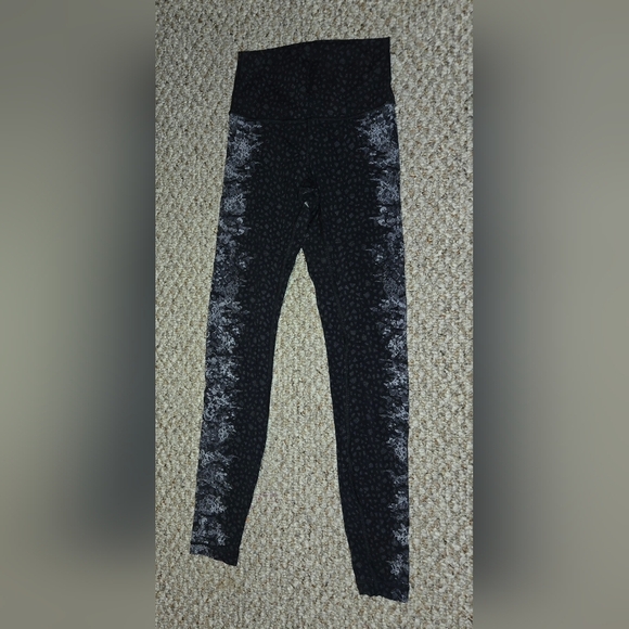 Women's Black Patterned Leggings - Picture 6 of 7